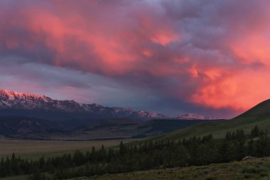 bulutlar dağlar gökyüzü orman