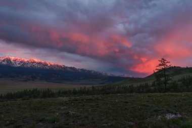 bulutlar dağlar gökyüzü orman