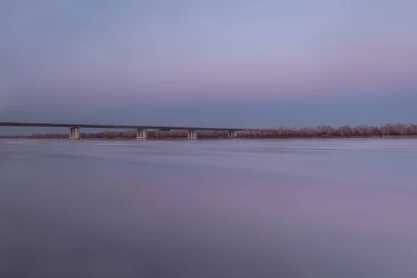 Pont rivière coucher de soleil dérive de glace — Photo