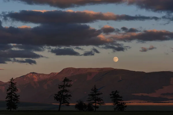 山々の木月の夕日雲 — ストック写真