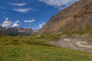 dağlar nehir buzul vadisi gökyüzü yaz