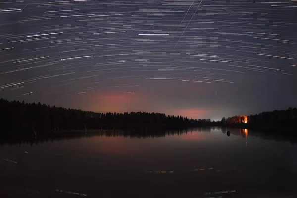 Star tracks Lake Sky forest reflectie — Stockfoto