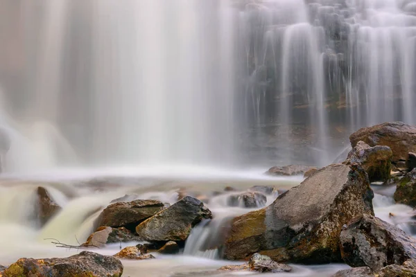Cachoeira pedras pedras cascata lisa — Fotografia de Stock
