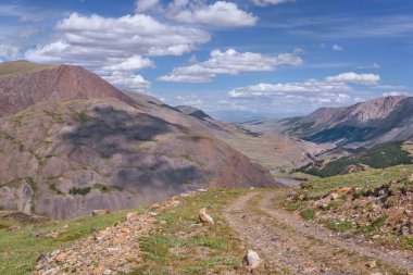 yol dağlar vadi gökyüzü nehir