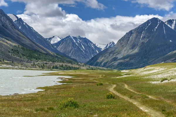 Road lake mountains valley sky — Stock Photo, Image