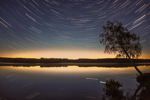 星は湖の木の空の反射を追跡します — ストック写真