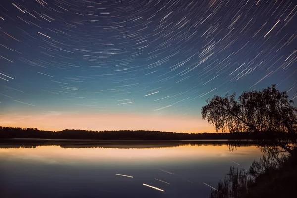 Star tracks Lake tree sky reflectie — Stockfoto