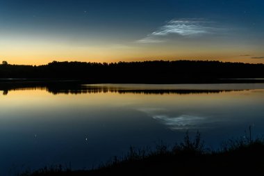 bulutlar noctilucent yıldız göl gökyüzü yansıması