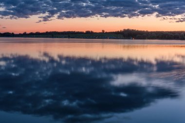 göl günbatımı bulutlar gökyüzü yansıması