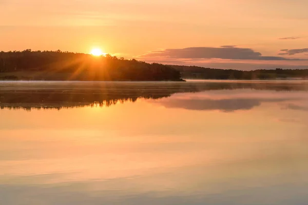 Озеро восхода солнца отражение тумана — стоковое фото
