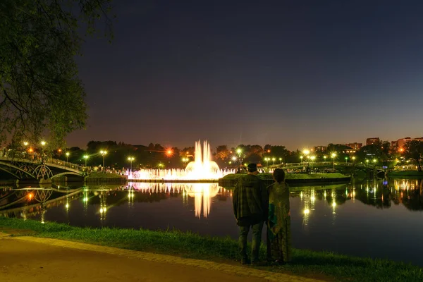 park çeşme gölet köprü gece ışıkları yansıma moskova