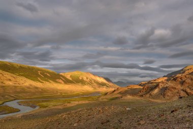 dağlar şafak bulutlar gökyüzü nehir