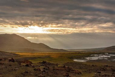 dağlar şafak bulutlar gökyüzü nehir