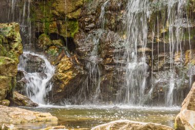 şelale taşları yosun su gölü