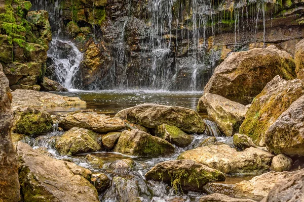 Cachoeira pedras musgo água lago — Fotografia de Stock