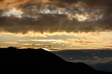 dağlar şafak bulutlar gökyüzü 