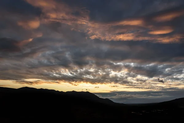 山の夜明け雲空 — ストック写真