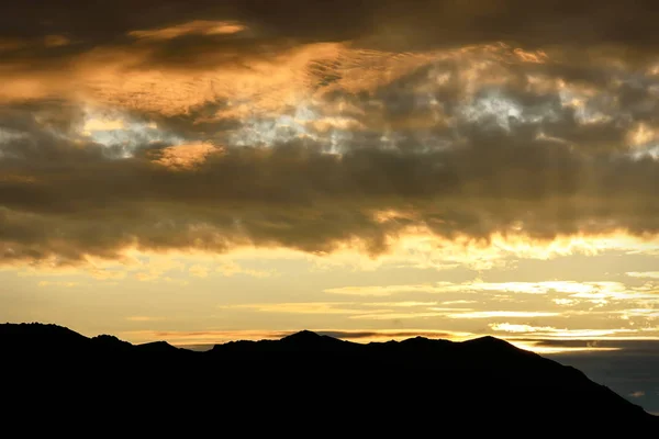 Montanhas amanhecer nuvens céu — Fotografia de Stock