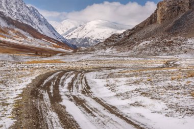 dağlar yol karaçam sonbahar kar