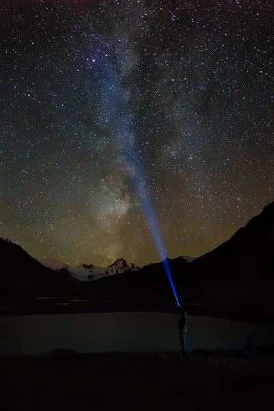 Estrellas vía láctea lago montañas noche Imagen de stock