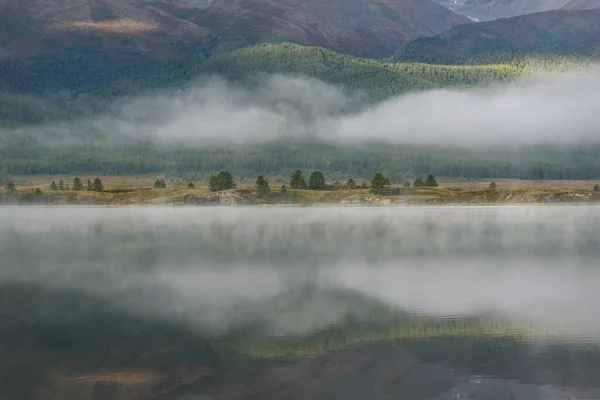 Magisch Uitzicht Met Reflecties Van Bergen Bedekt Met Groen Bos — Stockfoto