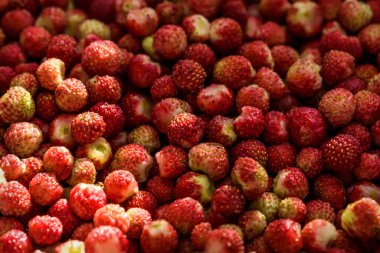 Parlak doğal arka plan, reçel için pişirilmiş kırmızı olgun çilek.