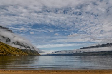 Muhteşem bir sonbahar manzarası var gölü ve dağları kabarık bulutları ve sisi mavi gökyüzüne ve güzel bulutlara karşı.