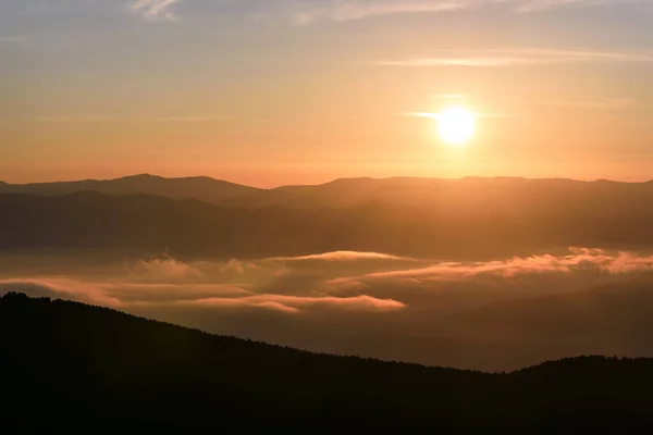 Amazing Sunrise Sun Beautiful Light Fluffy Fog Clouds Top Mountain — Stock Photo, Image