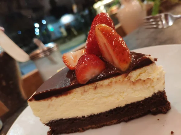 Pedaço Bolo Com Strawberrys Top Deserto Jantar — Fotografia de Stock