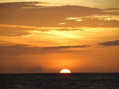 Awesome günbatımı altın gökyüzü ile okyanus ufkunu uygulamak