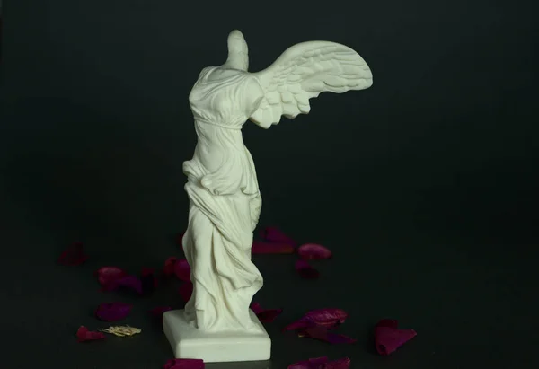 Estatua Ángel Sobre Fondo Negro — Foto de Stock