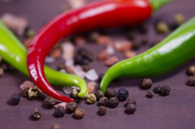 Malzemelerle kırmızı acı biber ve yeşil biber