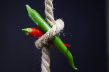 Siyah arka plan üzerine düğümlenmiş biber 