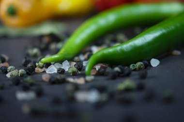 Tuz ve biber malzemelerle yeşil biber