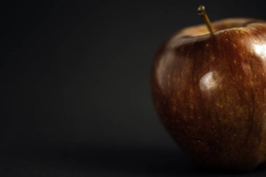 Koyu arkaplanda kırmızı elma