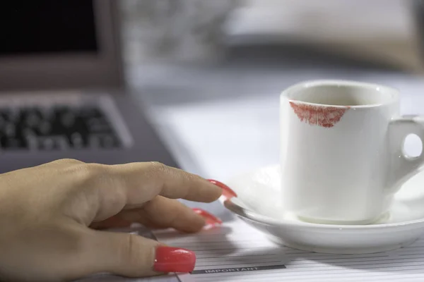 Mano Femenina Con Taza Café Escritorio Oficina Pausa Para Café — Foto de Stock