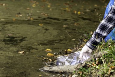 suda plastik şişeler tarafından kirlilik, gezegen kavramı temiz tutmak