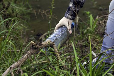 plastik şişe suda yüzen, toprak kavramı temizlik