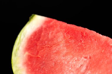 Siyah arkaplanda bir dilim karpuz