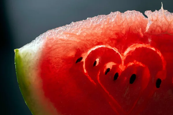 Skiva Vattenmelon Med Hjärtan Svart Bakgrund — Stockfoto