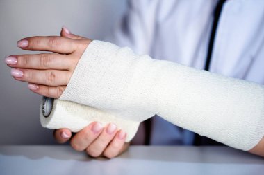 Doktor kendini bandajlama, öz bakım, bandaj el 