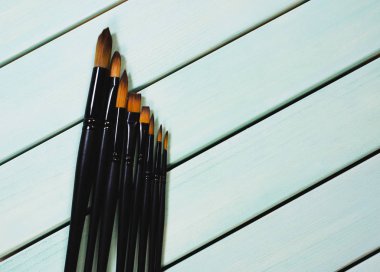 Mavi ahşap tahta arka plan üzerinde boya fırçaları, üst görünüm görüntü, kopyalama alanı