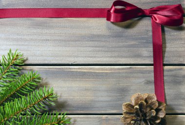 Kırmızı kurdele yay, köknar dalları ve çam kozalağı ile Noel arka plan, kopya alan görüntü ile üst görünümü