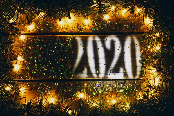 新年贺卡与2020年和文本复制空间 寒假框架与冷杉树枝和圣诞灯 — 图库照片