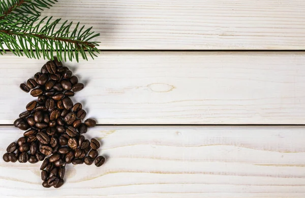 Kerstboom Gemaakt Van Koffiebonen Met Dennenboom Hout Achtergrond Winter Vakantie — Stockfoto