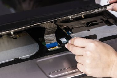 Kadın mühendisin closeup fotoğrafı bilgisayar klavyesini değiştirin, bilgisayar parçaları konseptini değiştirin