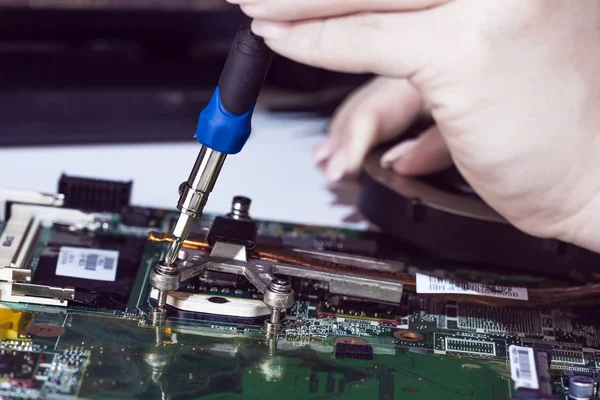 Kadın mühendisin closeup fotoğrafı dizüstü anakarttan bilgisayar parçasını değiştirin, cpu konseptini değiştirin