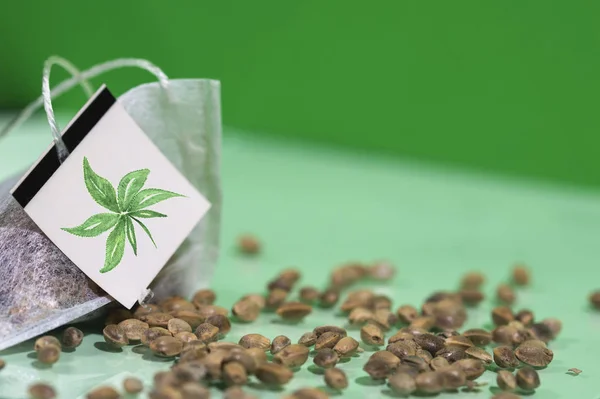 Bolsa Cannabis Con Semillas Cáñamo Sobre Fondo Verde Concepto Cáñamo — Foto de Stock