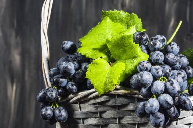 Yeşil üzümlü bir sepetin içinde kırmızı üzümler