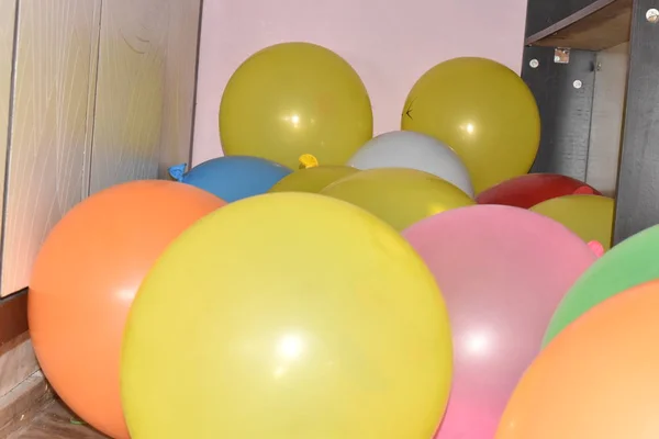 COLOR BALLOONS IN THE FLOOR — Stock Photo, Image